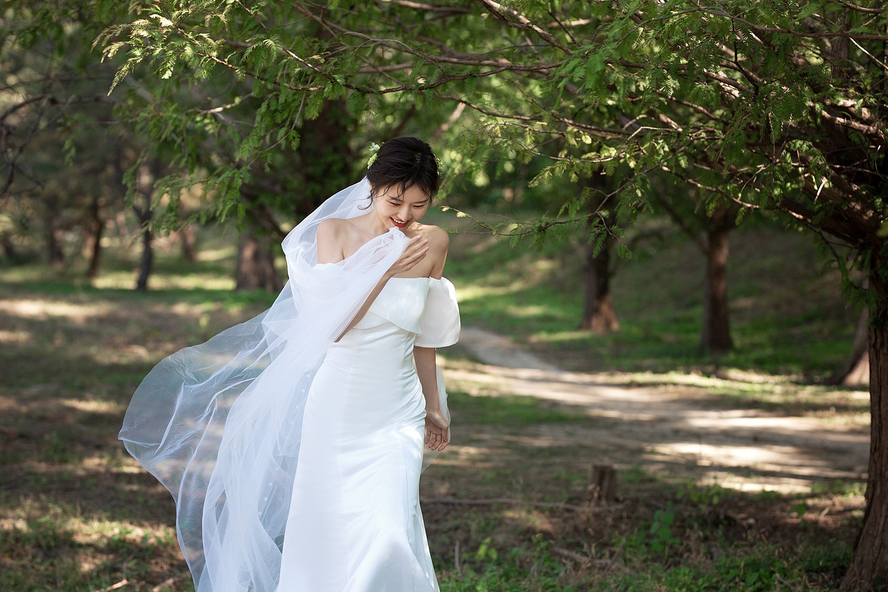 爱在森系的树林里,氛围感浪漫的电影感婚纱照