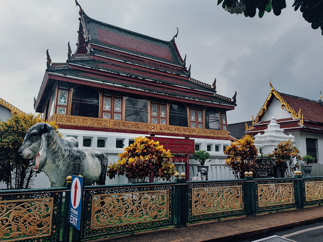 雨水冲刷后的曼谷佛寺