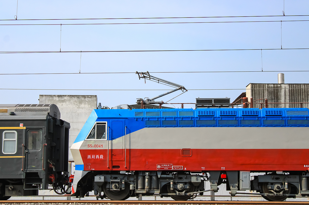 由成都西站发出开往昆山的K292次绿皮火车。
列车本务为韶山7D型电力机车,车号为41号。<br>该车为每日下午16点02分由成都西开往江苏昆山,现由成都铁路局成都客运段上海一队负责客运任务。<br>列车使用25G型客车,沿宝成铁路、阳安铁路、襄渝铁路、西康铁路、陇海铁路和京沪铁路运行,行程2503公里,途经四川、陕西、河南、安徽、江苏、上海五省一市。其中成都西站至昆山站运行36小时50分,使用车次为K292/289次;上海站至成都站运行33小时10分,使用车次为K290/291次。<br>列车本务后挂25G型硬卧车厢,车号为678859。