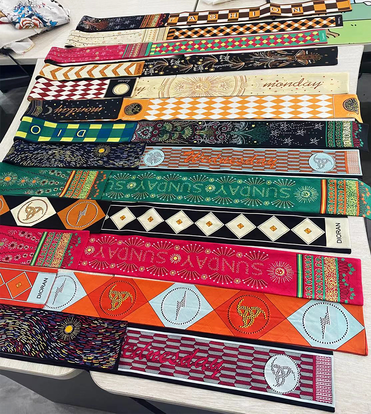 星期系列Twilly小长巾（图ZMzAwNTA5NzU2） - 图案 - 站酷设计师MiltonZhou原创素材 - 站酷ZCOOL