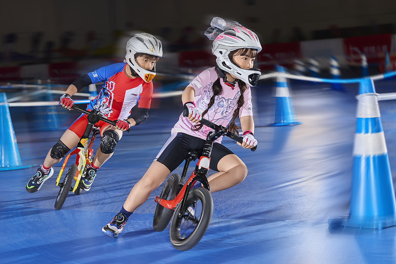 安踏儿童品牌平衡车KV（图ZMzQ0OTkwNTYw） - 时尚/艺术摄影 - 站酷设计师油百万原创素材 - 站酷ZCOOL