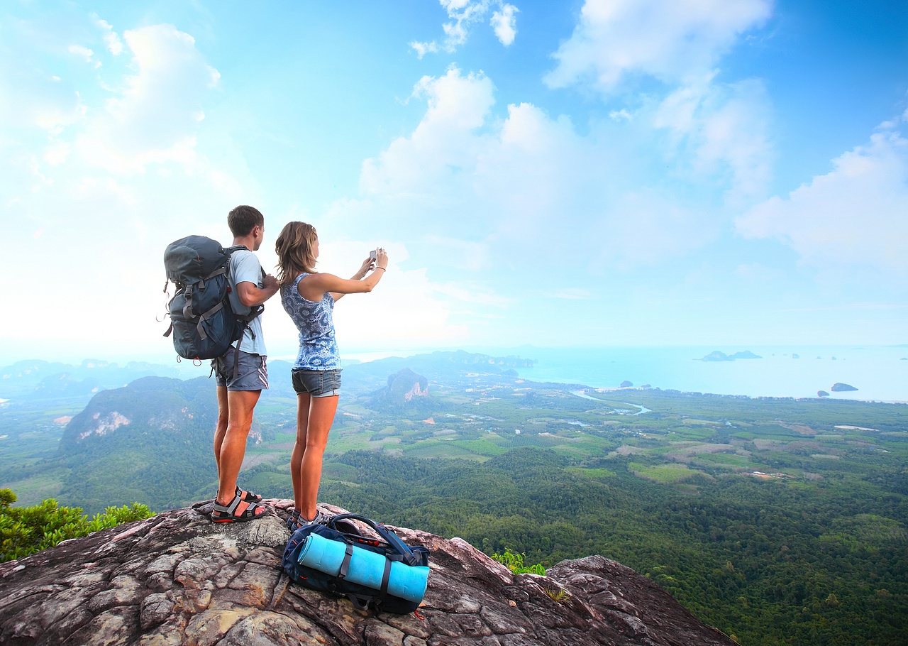 女孩男孩登山高处眺望徒步旅行山地背影悬崖情侣爬山