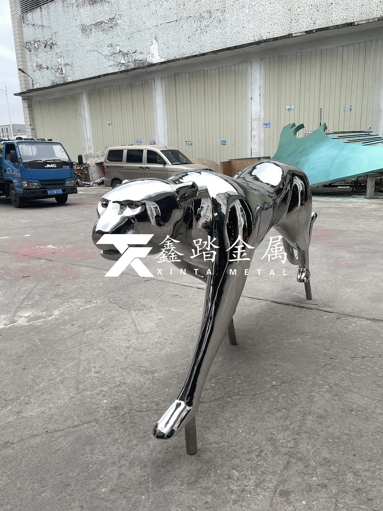 抽象艺术镜面不锈钢豹子雕塑欣赏到独特的魅力和韵味