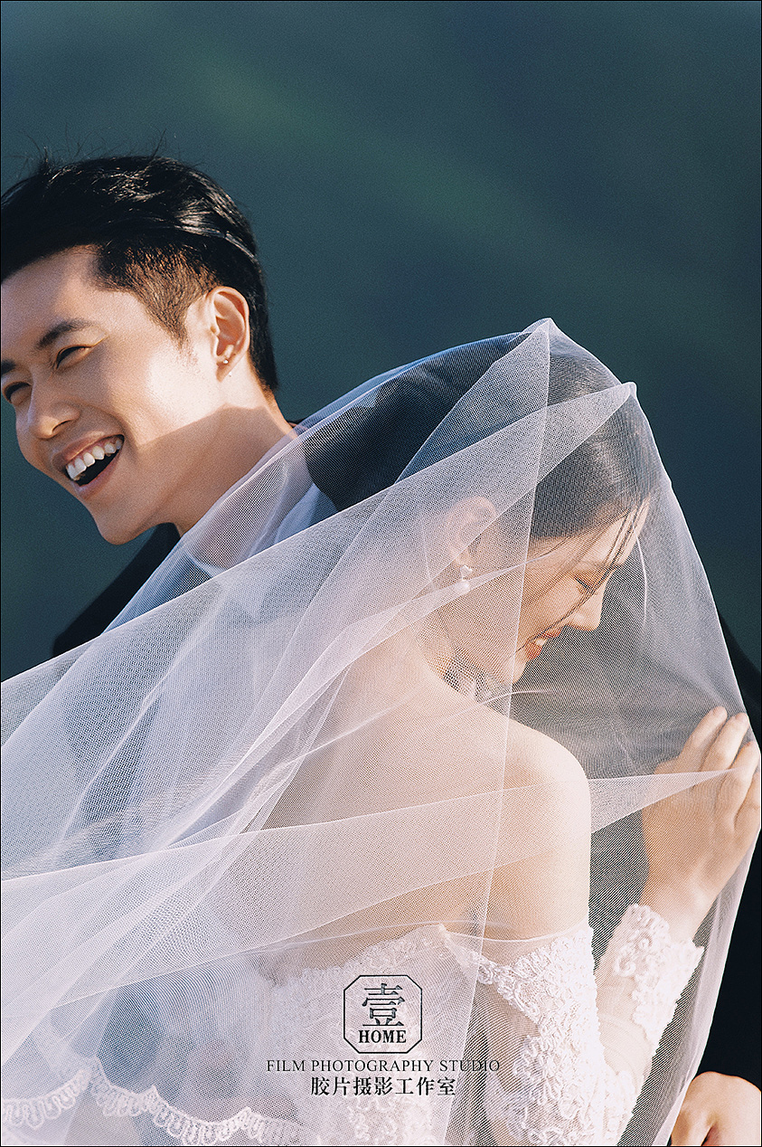 为了这组电影感婚纱照,爬到了北京的山顶