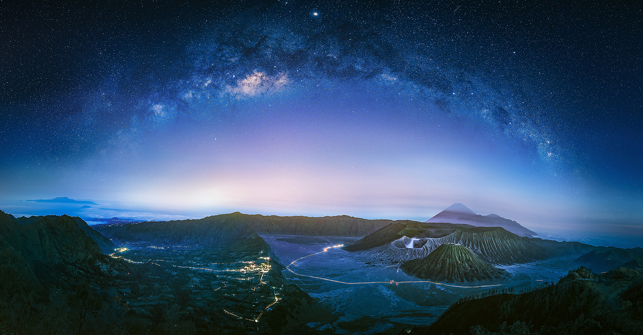 40 《布罗莫火山银河璀璨》 摄于：印尼