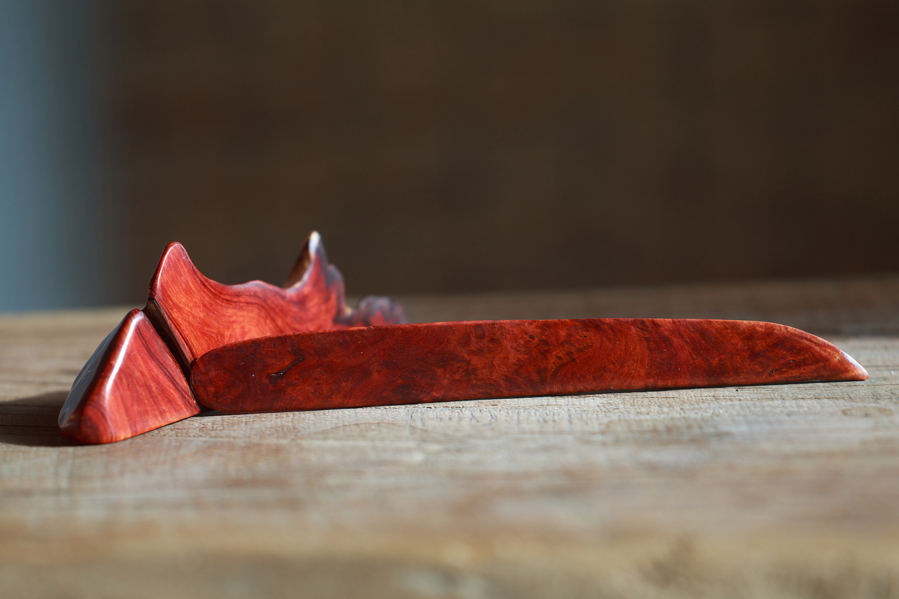 以山为形,沟壑天成。小叶紫檀笔山与裁纸刀