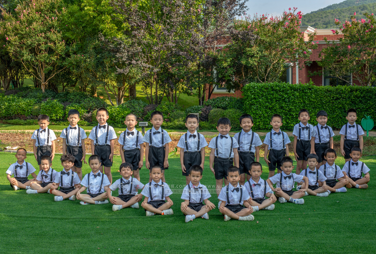 文山河滨幼儿园2020级大班毕业照活动