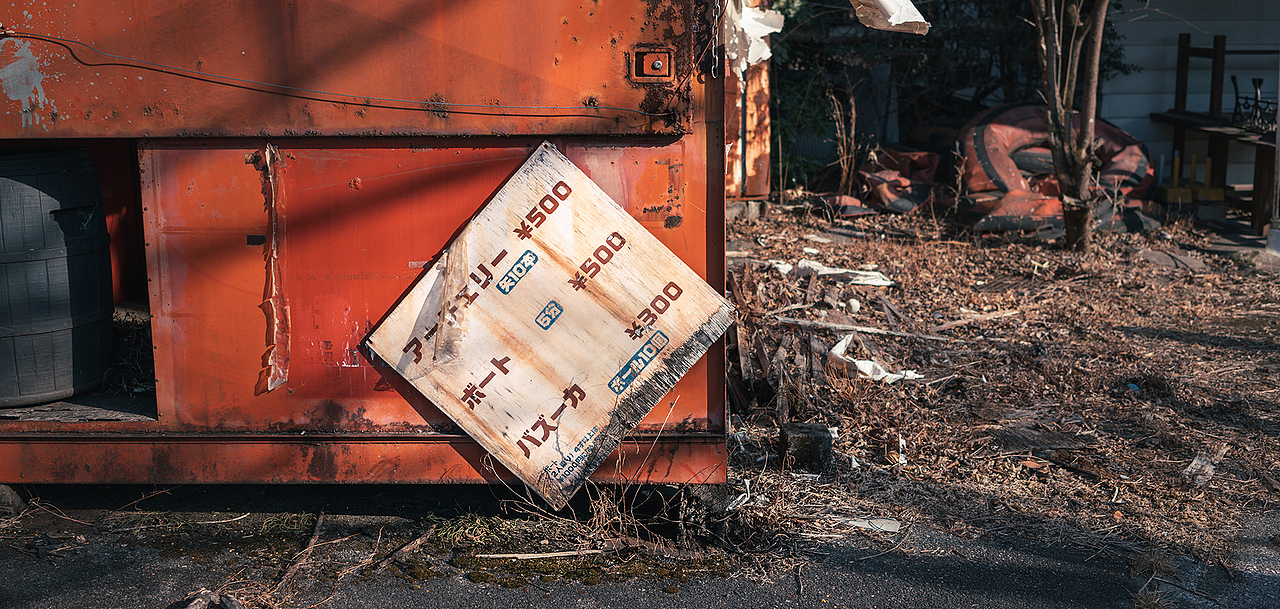 “哎!里面好像个寂静岭呀...有些房间还被钉上木板封锁了”