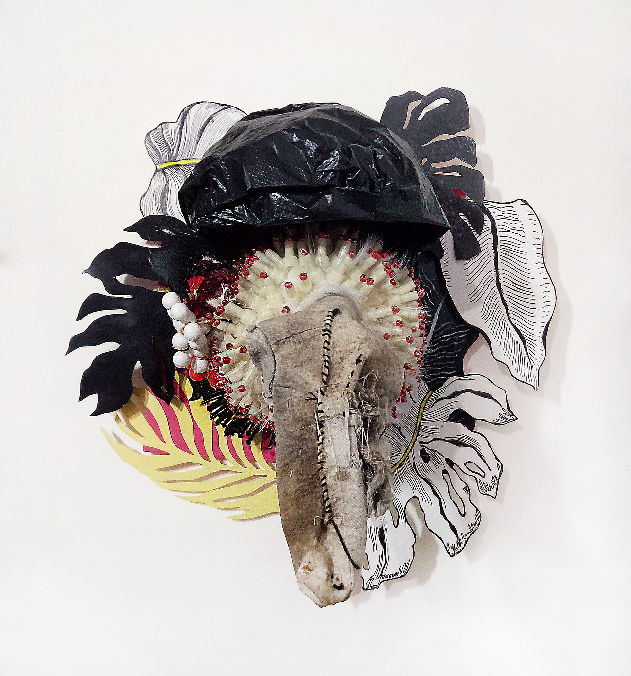 帽子:黑色塑料袋制作了一顶黑帽