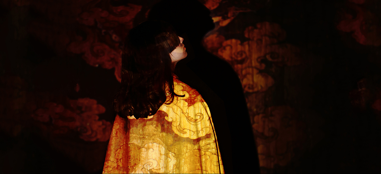 敦煌莫高窟/模特/杜玉超/莫高窟中是不允许随意光源的,那么这种单一光源的感觉我们想再现出来。