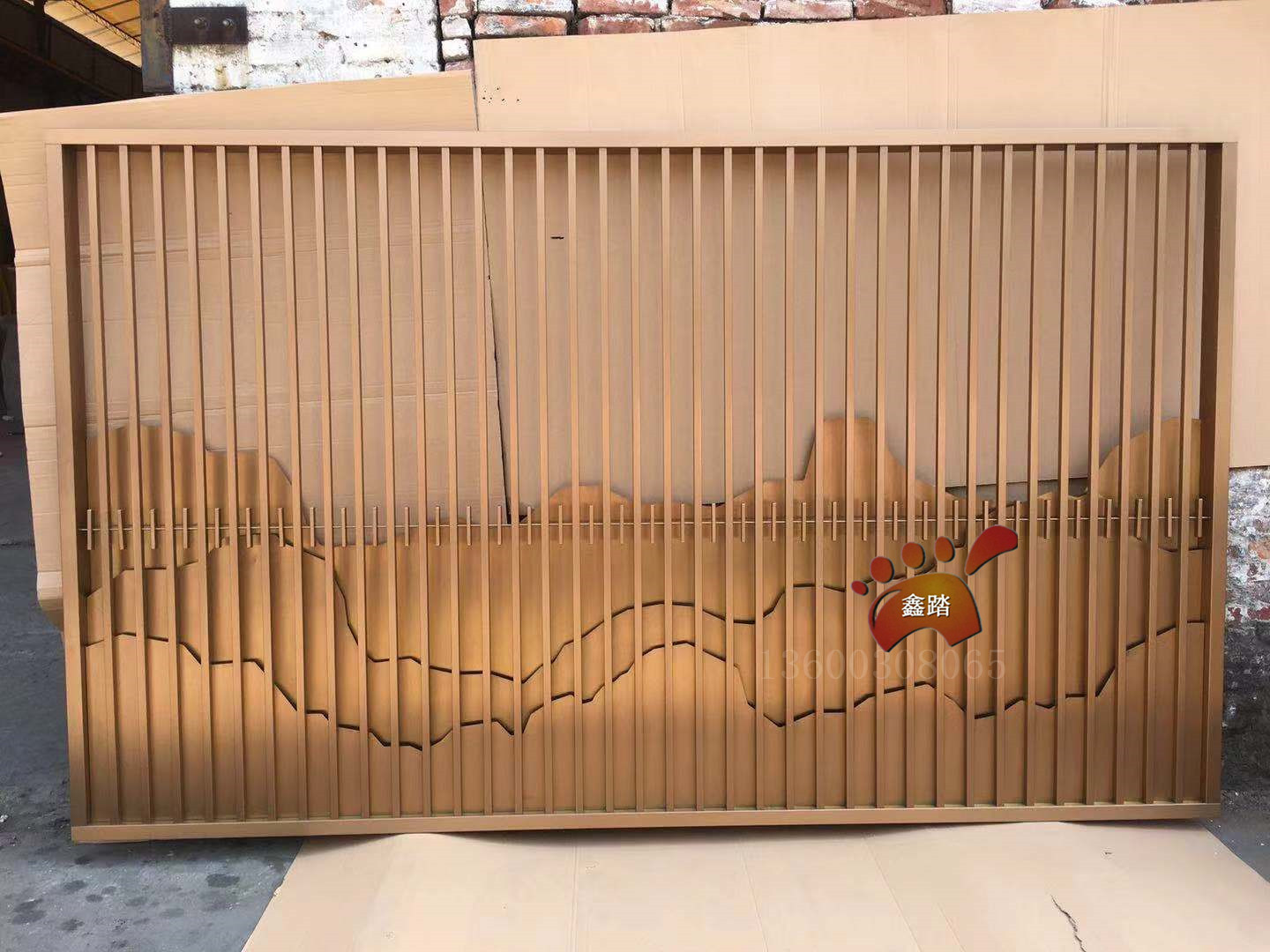 别墅花园特色不锈钢山形景墙隔断安装效果图