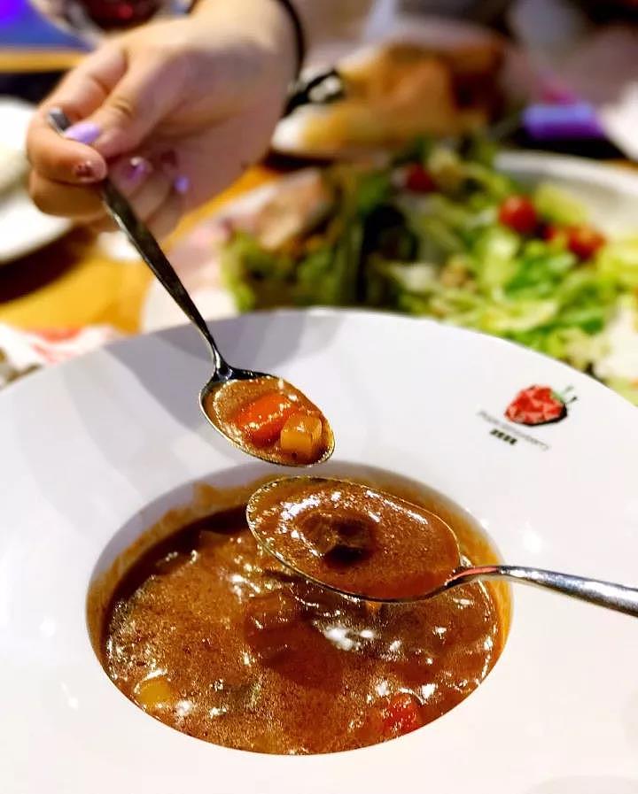 波普草莓音乐餐吧设计