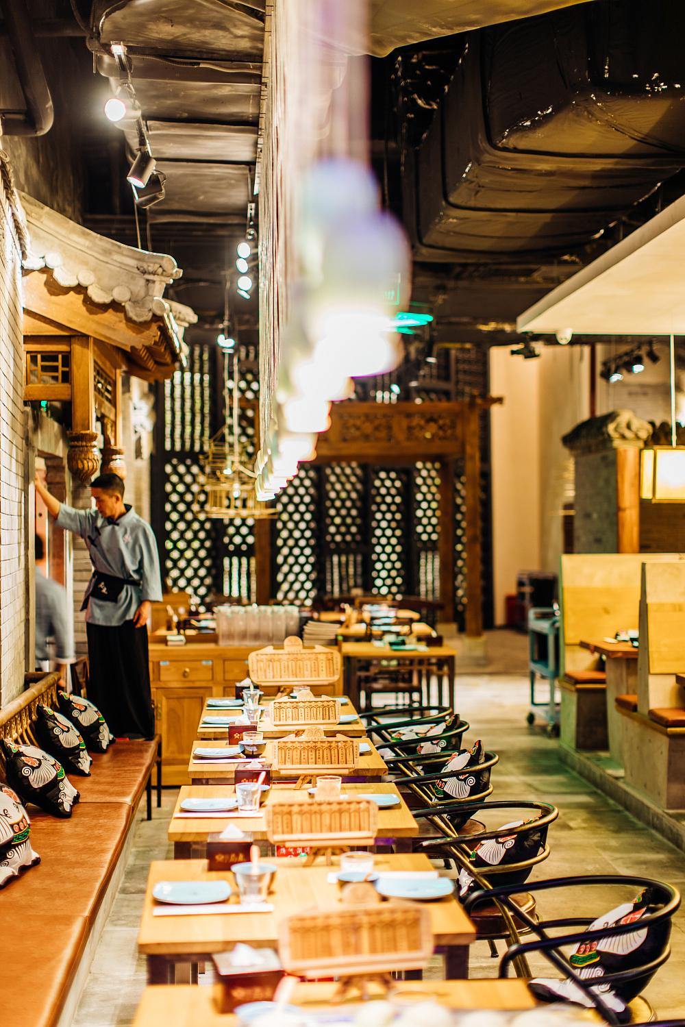 容品牌：局气餐厅设计-VI升级、新店空间升级