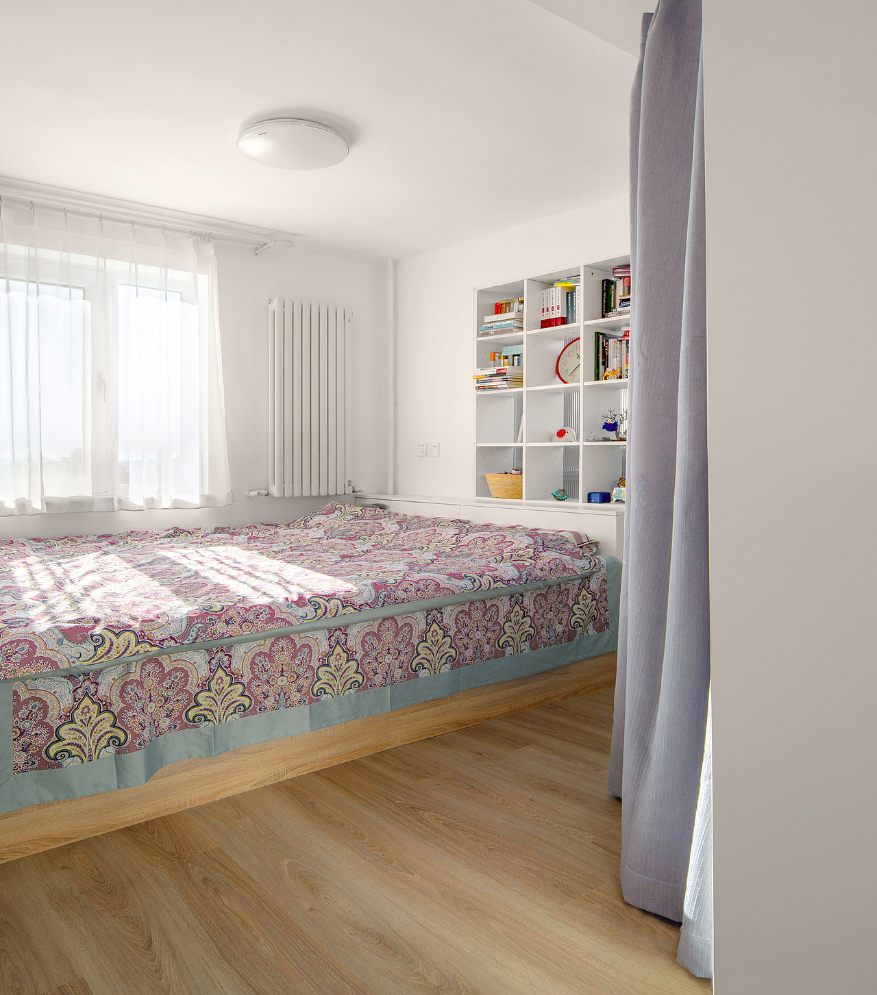 空间相对大一些主卧里,温暖的阳光透过薄纱窗帘,唤醒一天的开始。