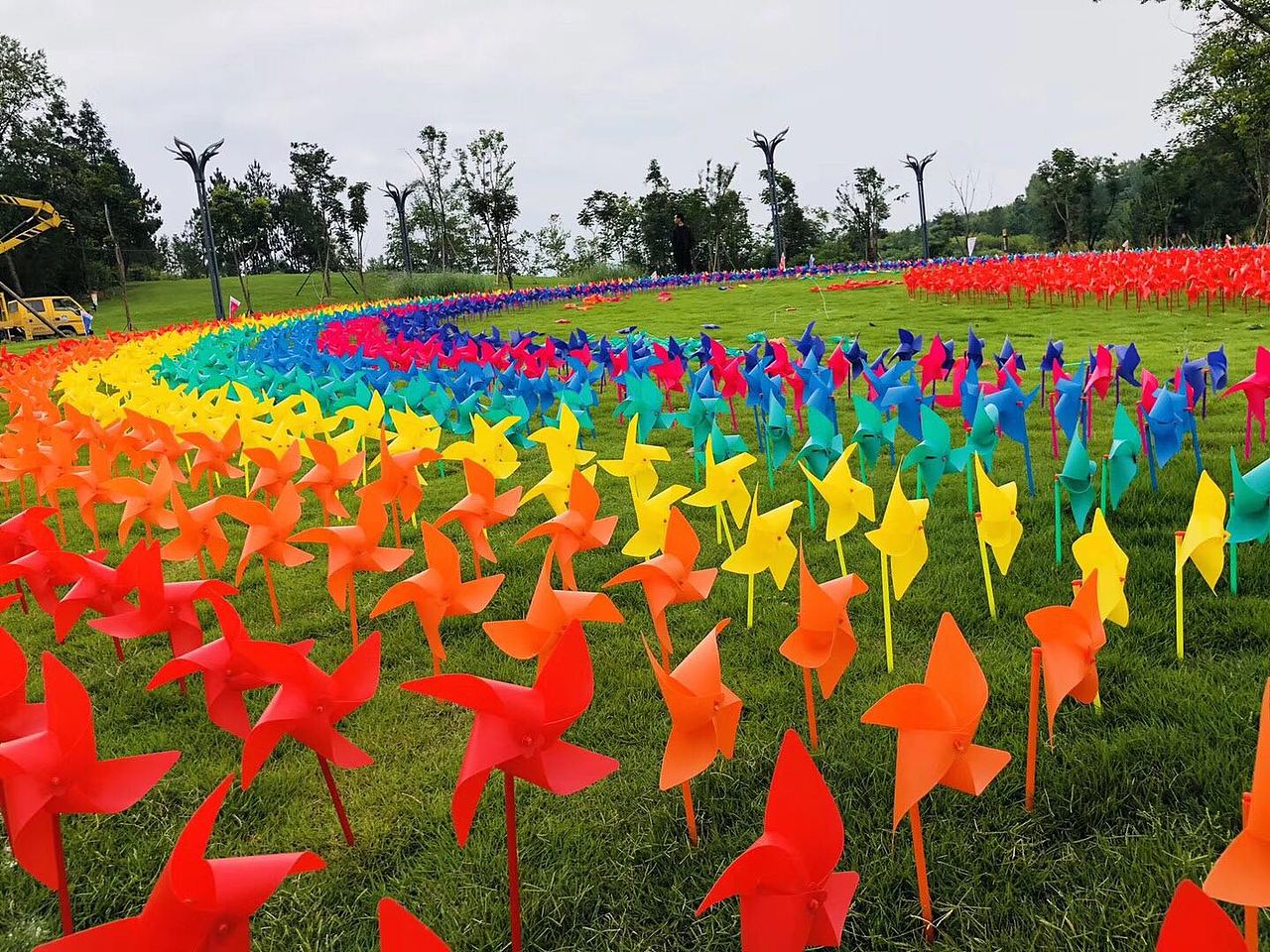 制作灯光造型制作灯光节布置七彩风车艺术节七彩风车长廊游乐充气城堡