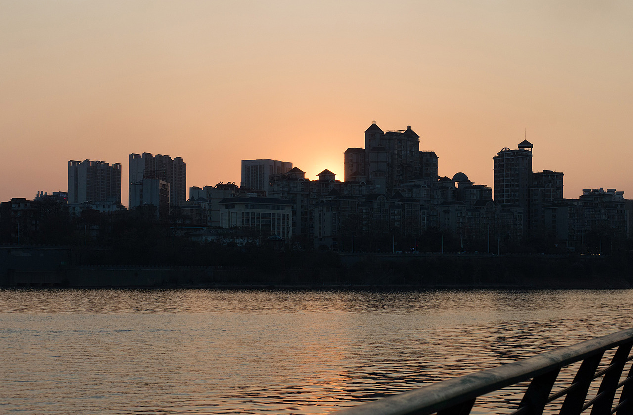 所爱隔山海,山海皆可平。