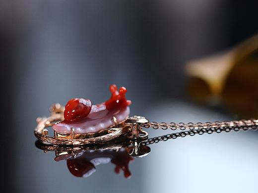 【蜗居】18K金镶嵌安居乐业蜗牛南红锁骨链