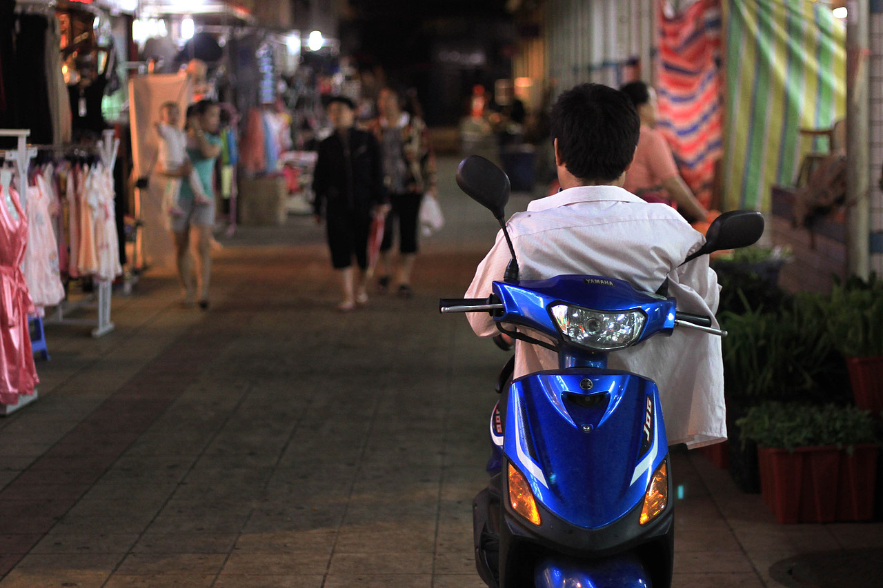 小婉街拍,夜游症