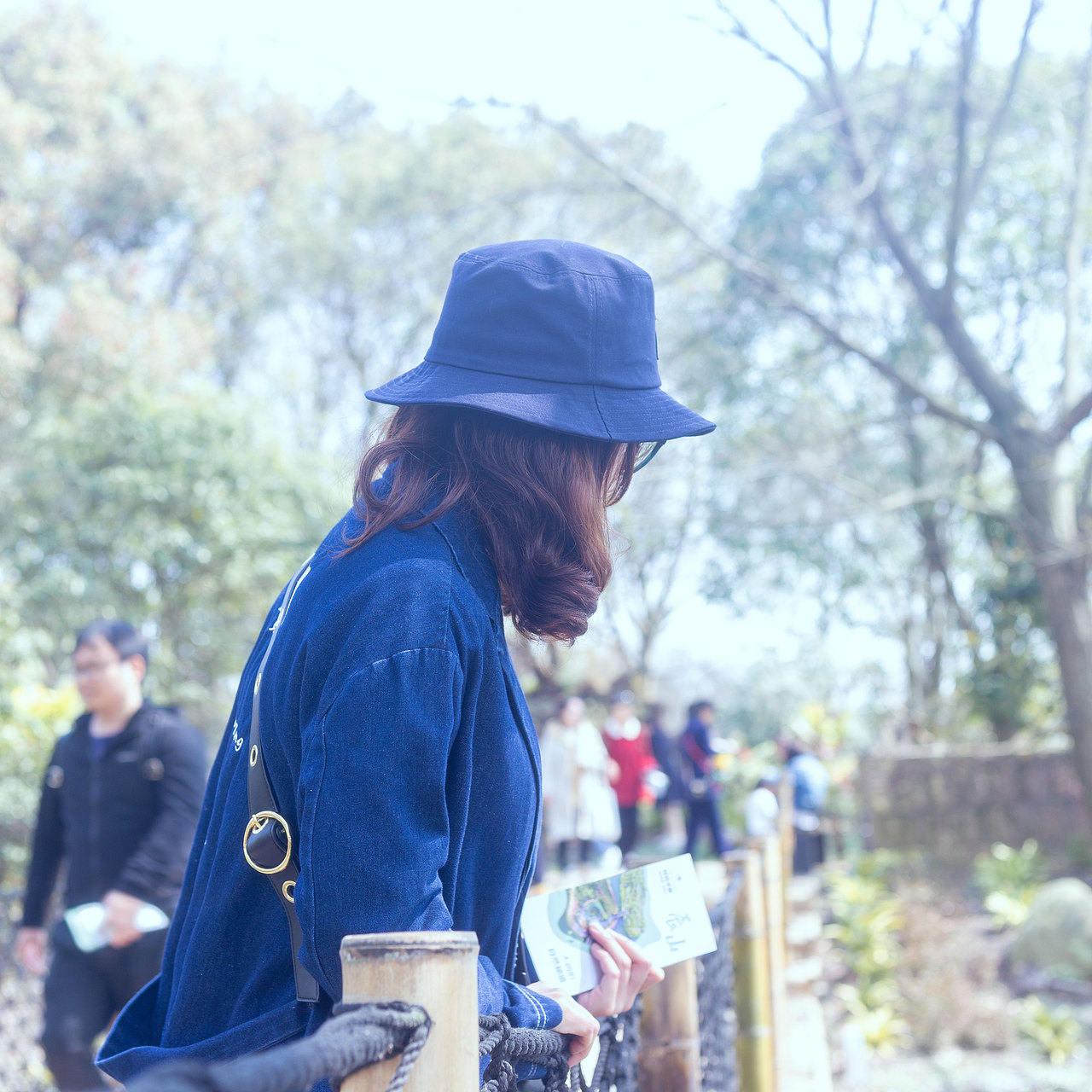 戴蓝色牛仔帽的女孩