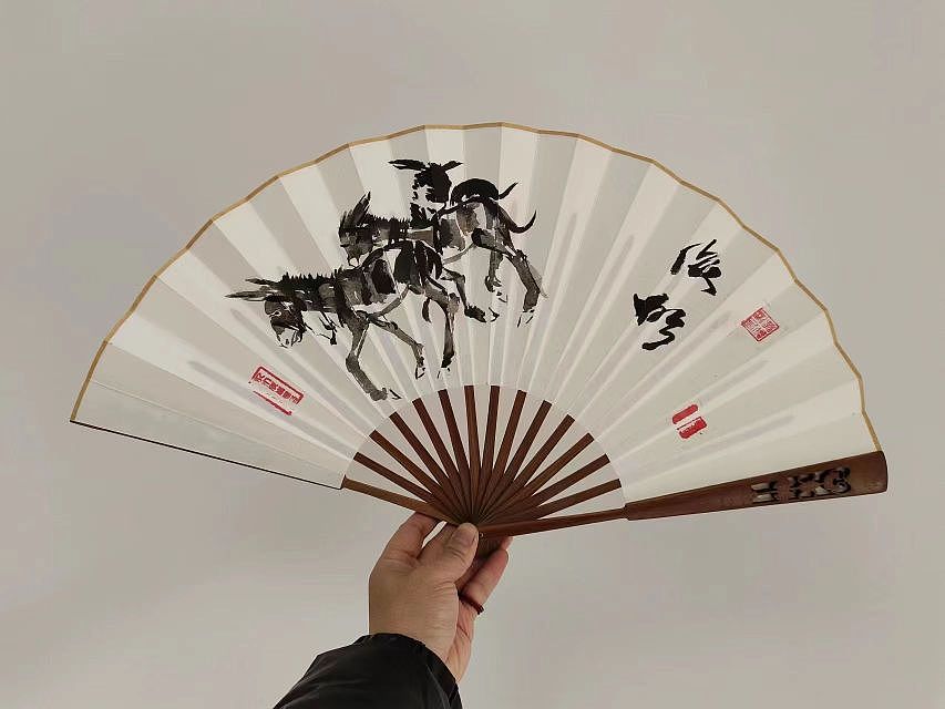 【今日头条】新疆书画名家吴俊彬也是书画教育家，现有