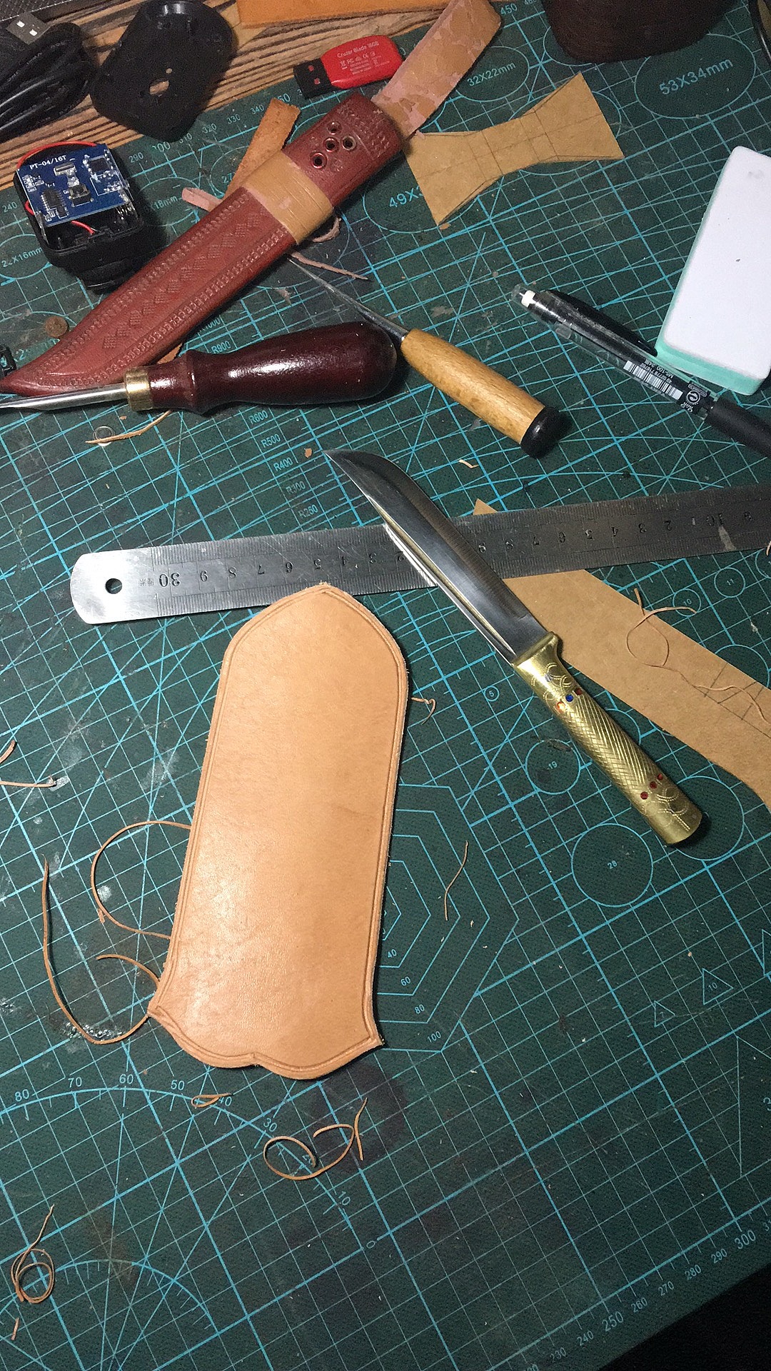 手工雕花编织纹塑型刀鞘