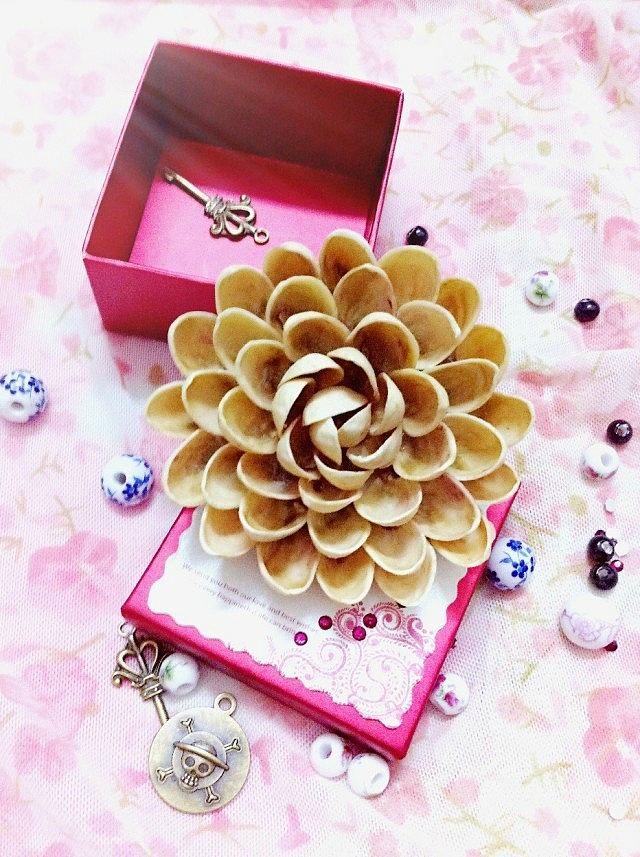 开心果壳制作的。嘻嘻