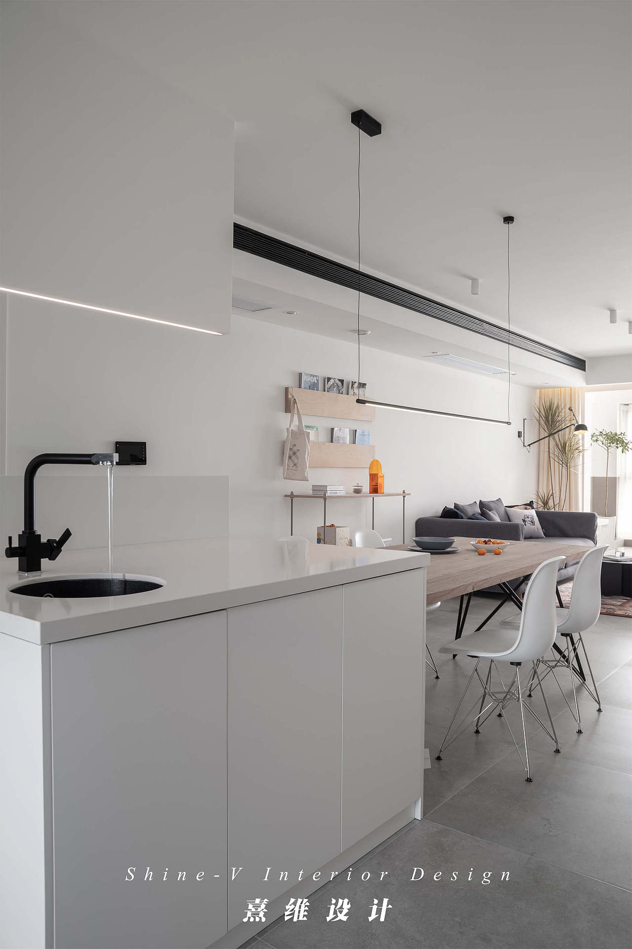 《空格》从单调到纯粹的迁跃,仿若月色来