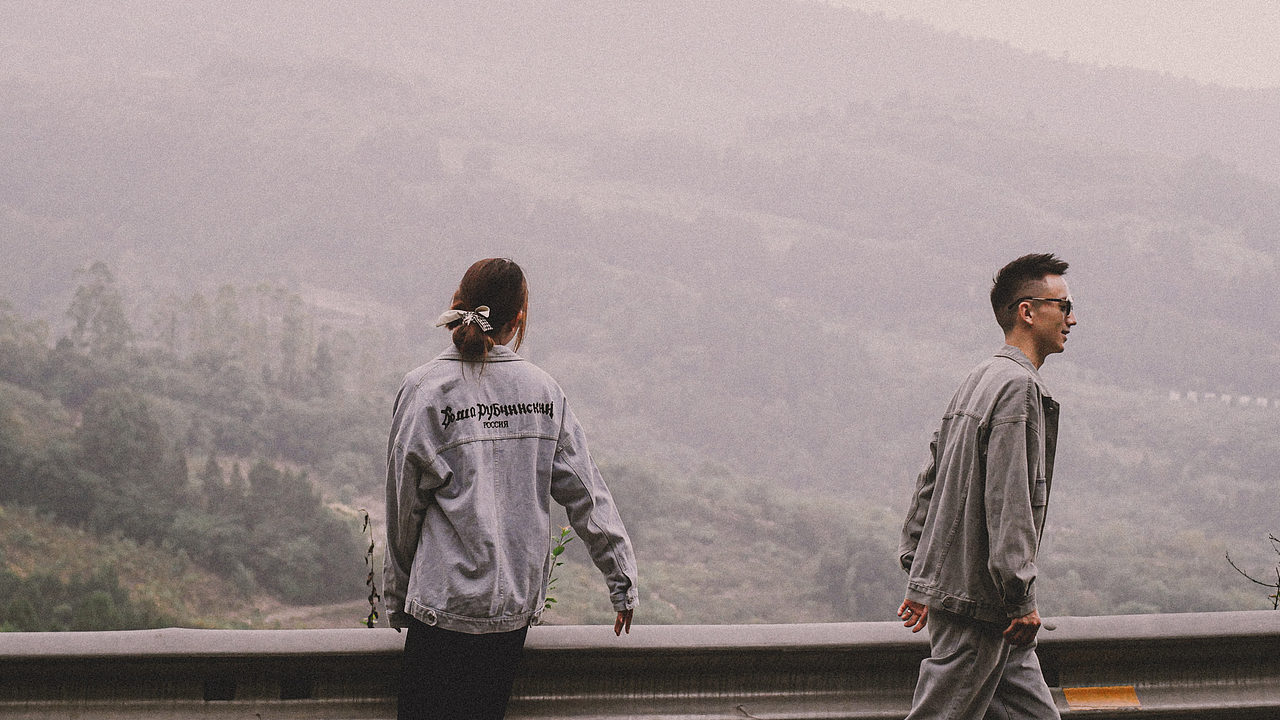 “转眼夏天变成了故事,秋天成了风景”