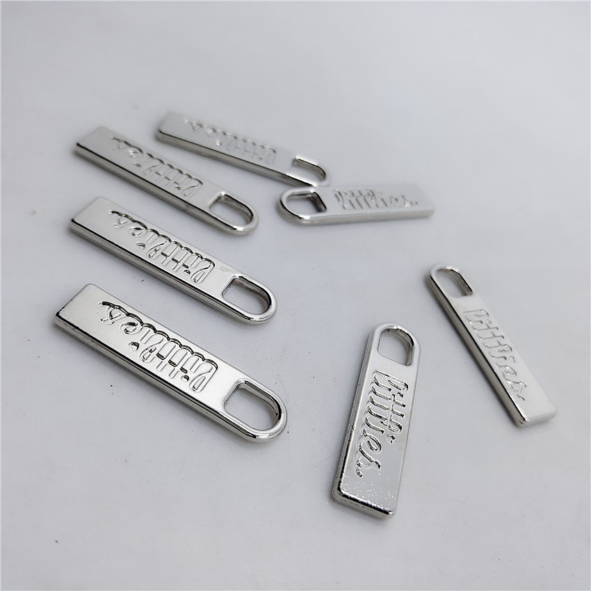 娃娃线钮布偶装扣子品牌拉头电镀无毒镍小铁牌拉牌吊饰