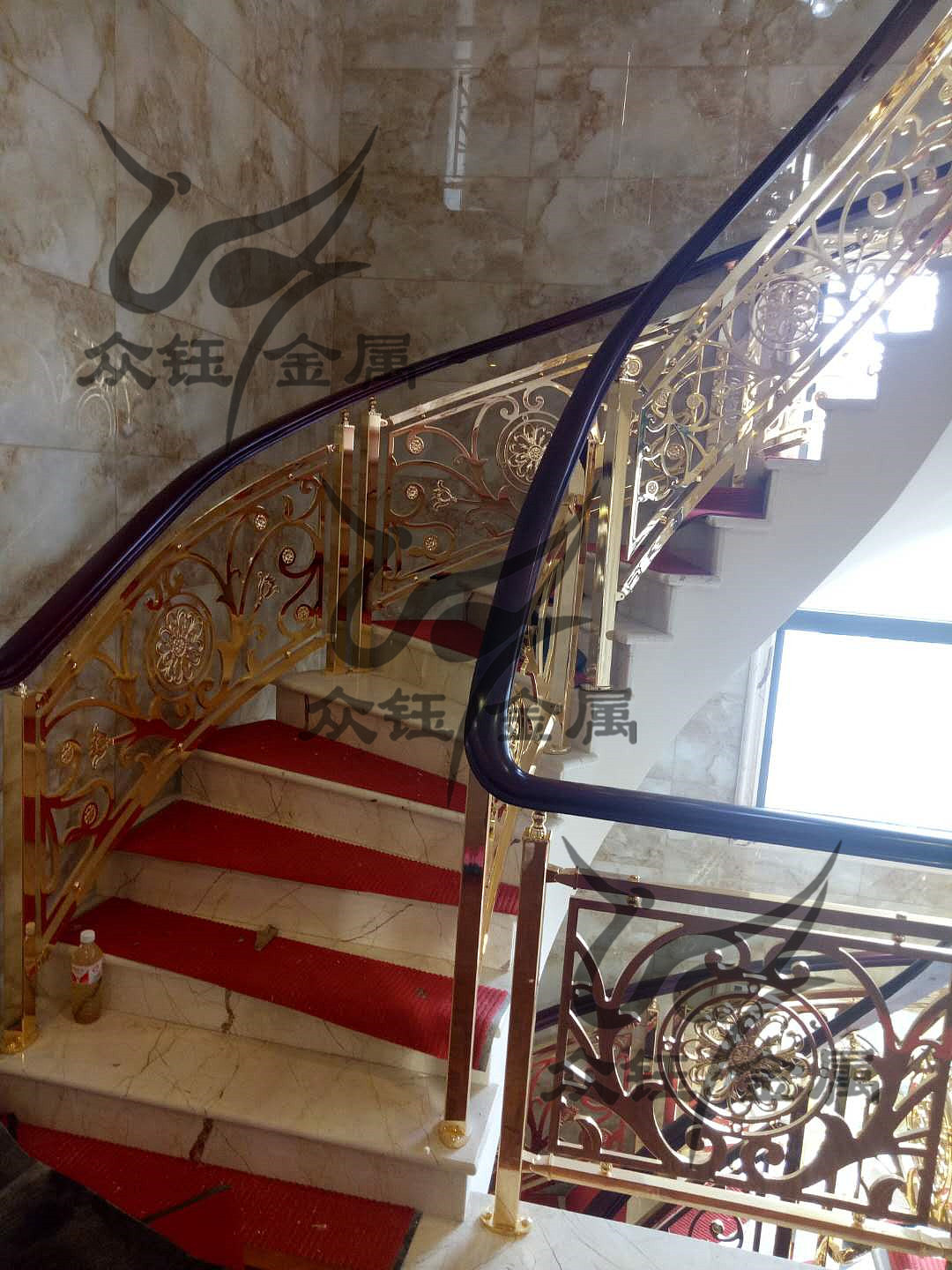 楼梯扶手用什么材质好?铜铝楼梯护栏