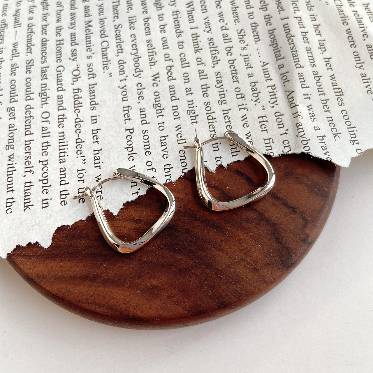 ins风冷淡风耳饰耳环场景图拍摄 合金 银饰品模特拍摄（图ZMjUzNDQyMTIw） - 产品摄影 - 站酷设计师何以朱颜原创素材 - 站酷ZCOOL