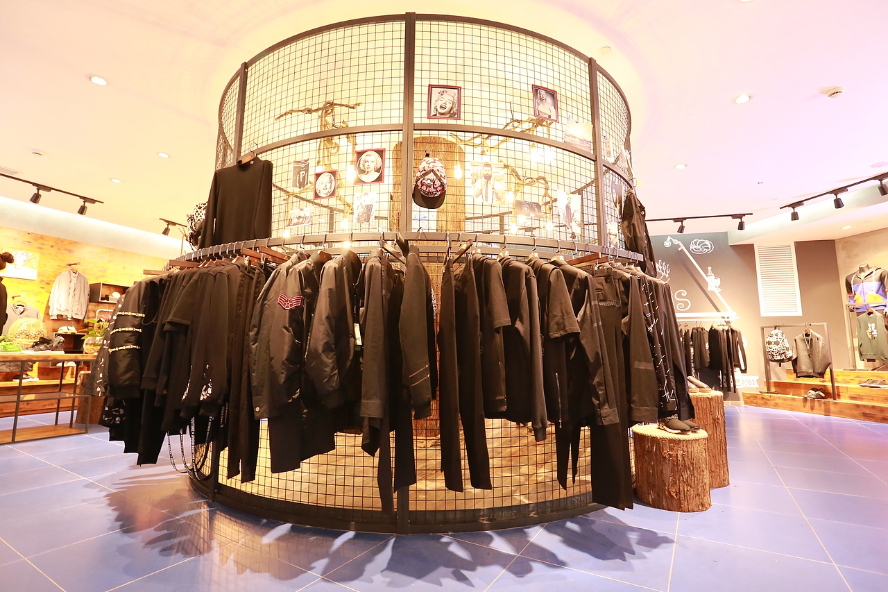 重庆财富中心玛莱丝名品集成店（图ZNzMxMzM3NDQ=） - 展陈设计 - 站酷设计师SHANXINGSHEJI原创素材 - 站酷ZCOOL