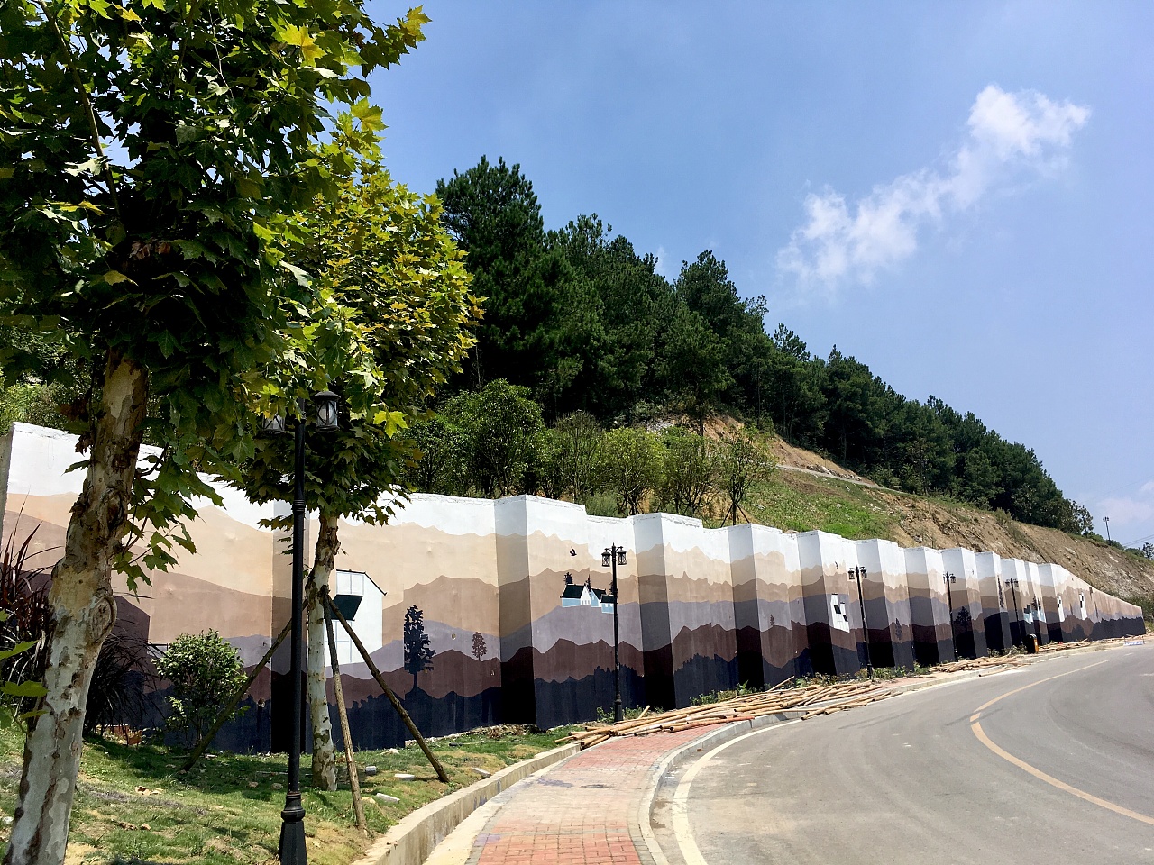 很清爽简单的一幅景观挡墙彩绘