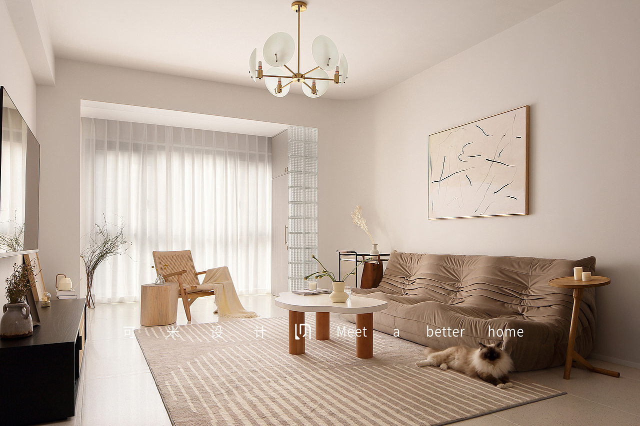 客厅中央购置了一款奶咖色的毛毛虫沙发,带来一丝慵懒的感觉,在奶油色