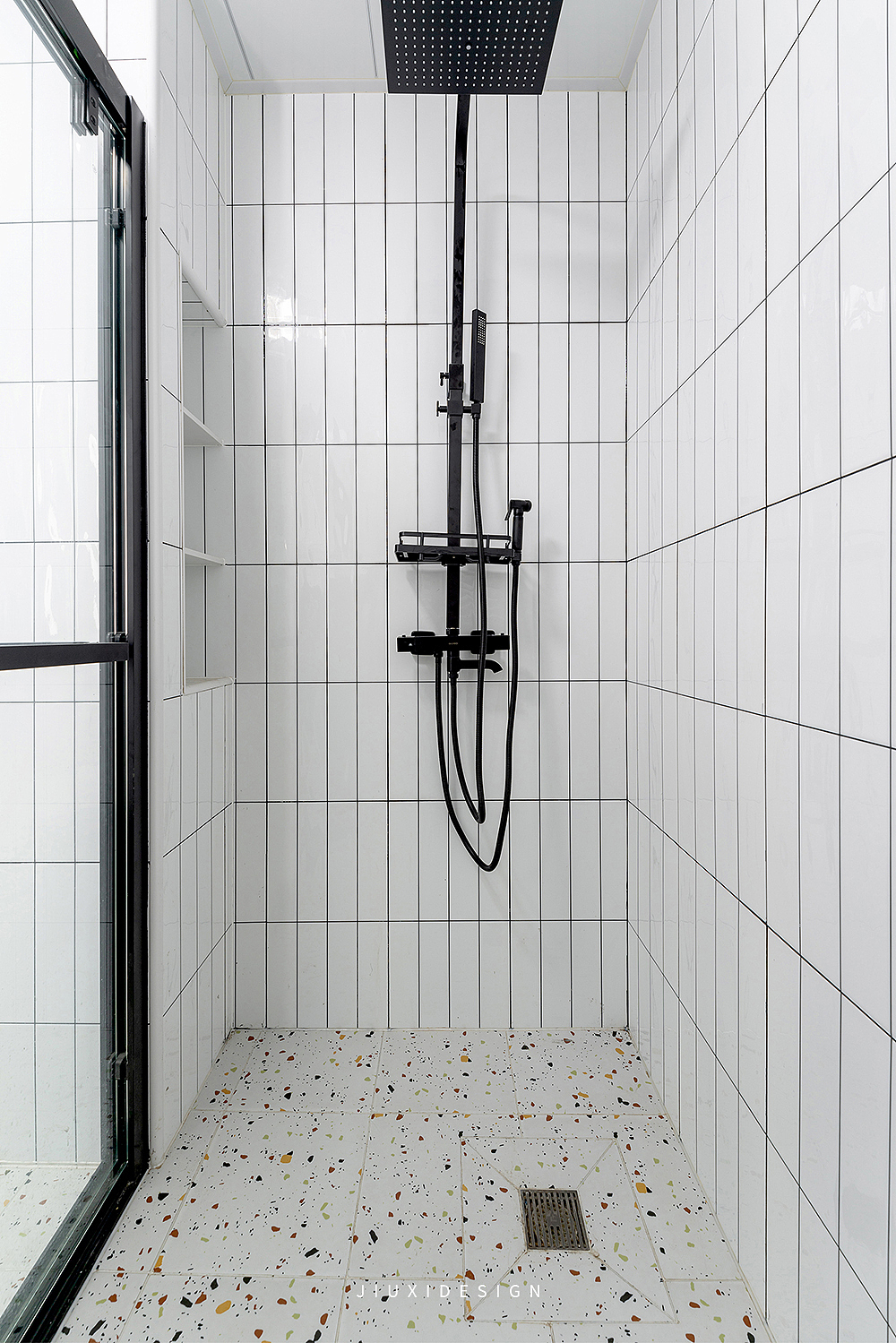 竖向铺贴长条小白砖,起到给小空间延伸高度的效果。壁龛满足了淋浴区域,对洗漱用品收纳。