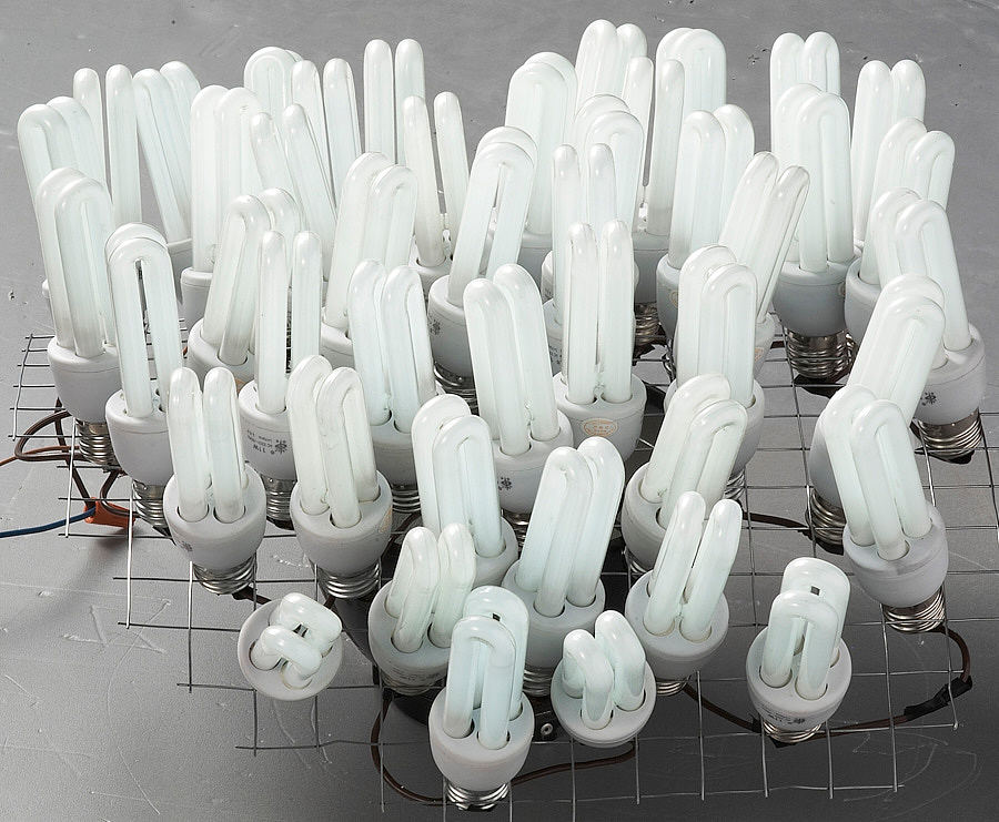 09浴袍节能灯元素图,用节能灯管错乱的簇状排列来编制浴袍