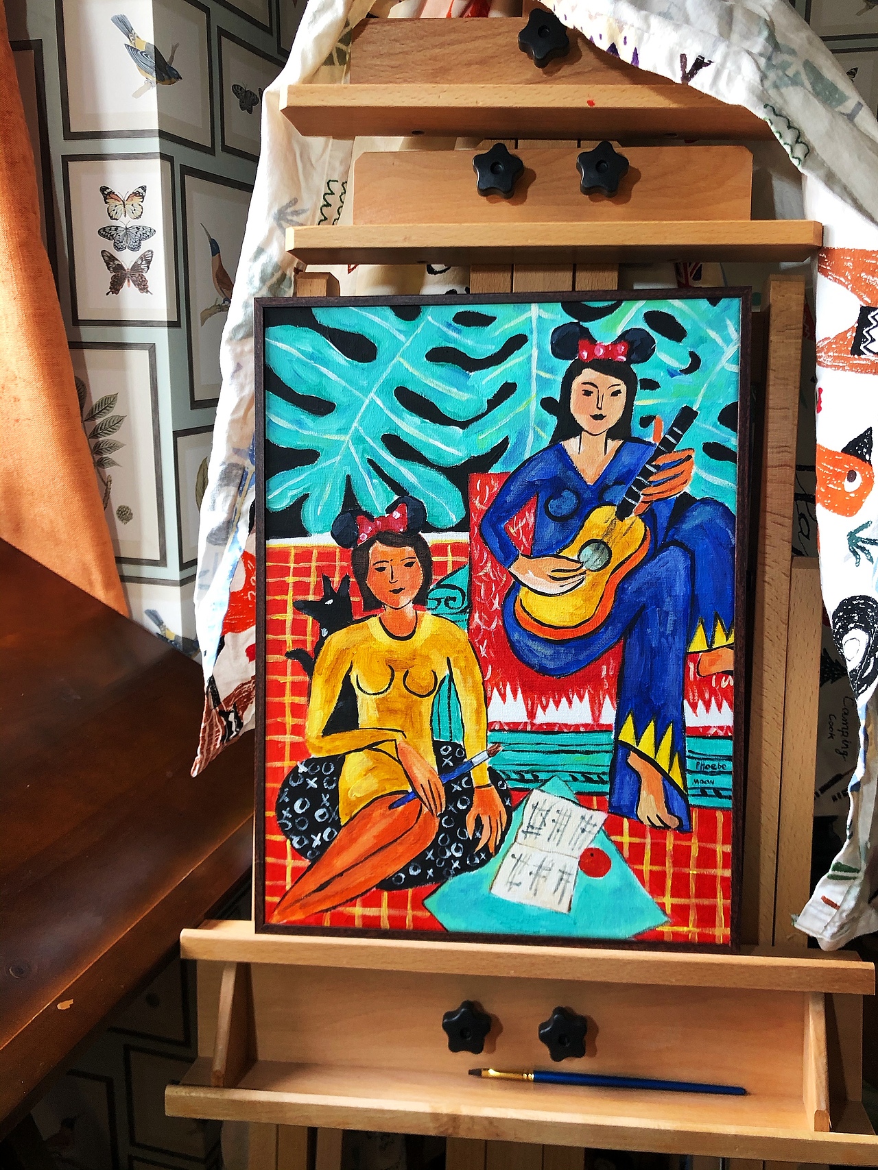 弹尤克里里的女人