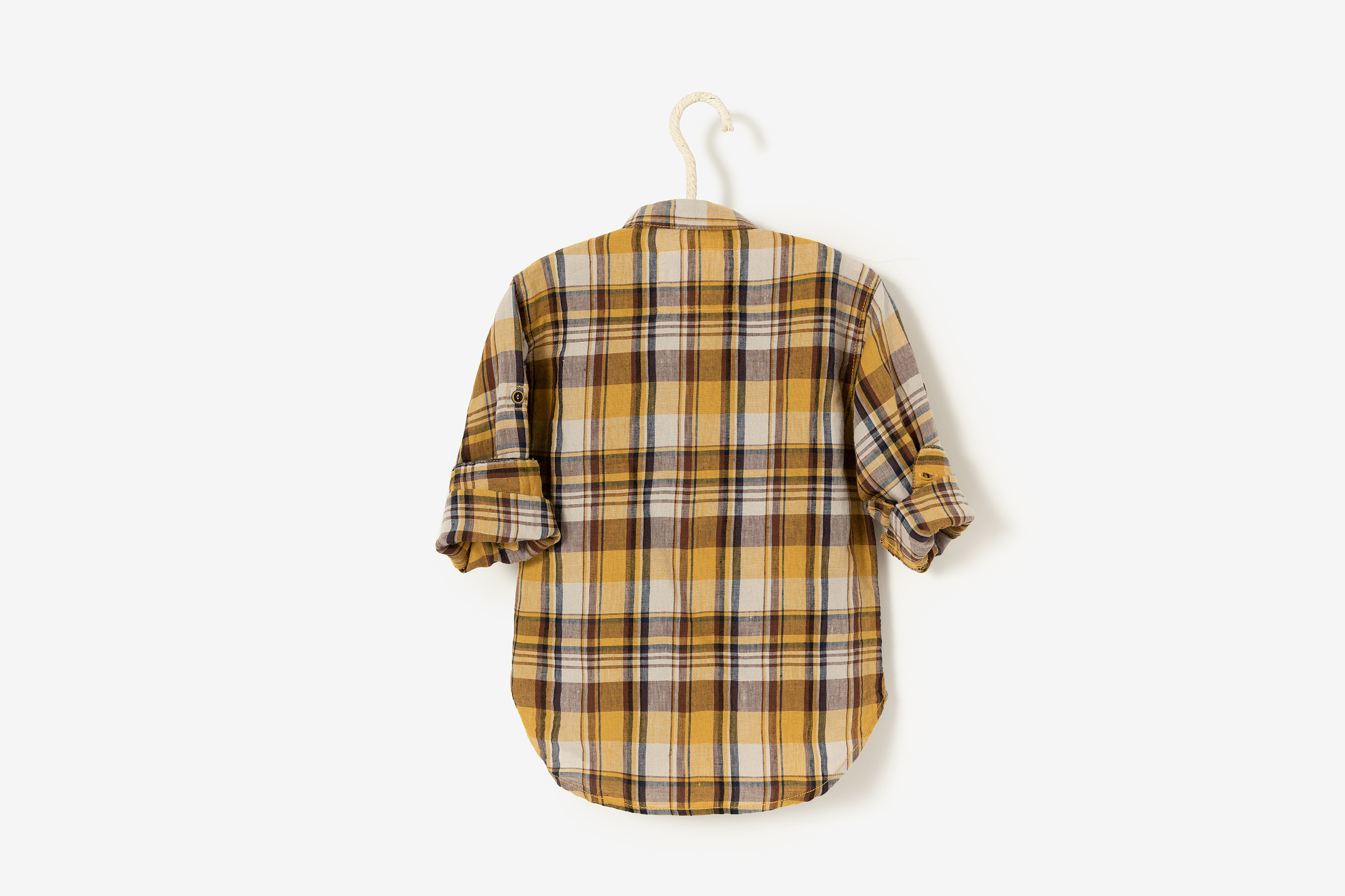 方格衬衫童装衣服服装白底静物产品拍摄图