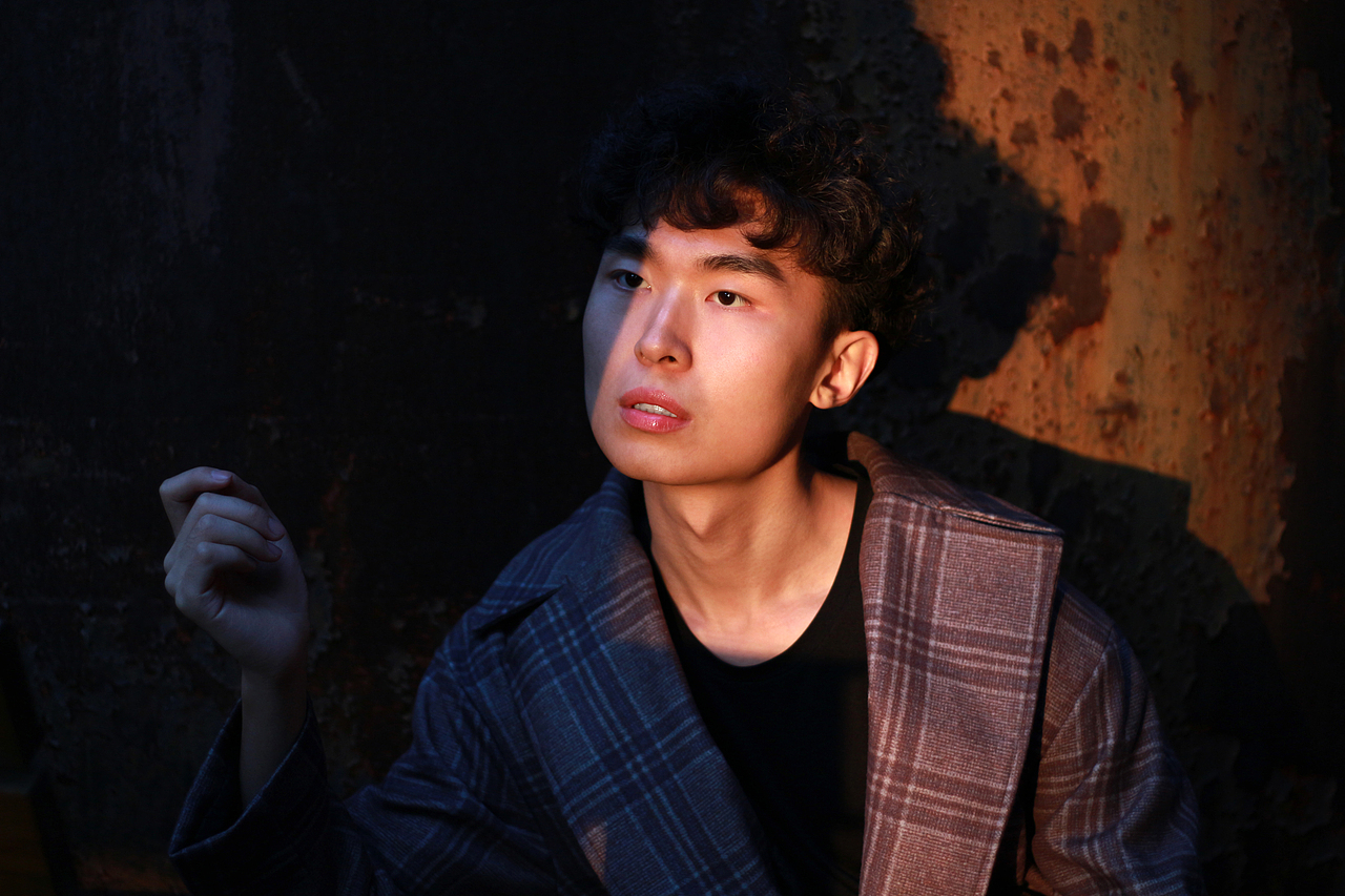 日光倾城而下，时光摆上的印记在身后层层腐朽