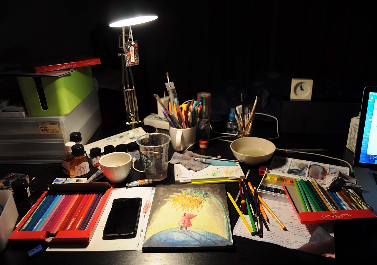 就连阳光这种主题的东西我也画成这样了~
这次说明了两件事,不常练习的画法不管别人觉得你以前画的多好都会画不好。白线的女人完全弱爆了...凑合看吧...第二就是,我还有在看书哦,你看英语我都会说~哈哈