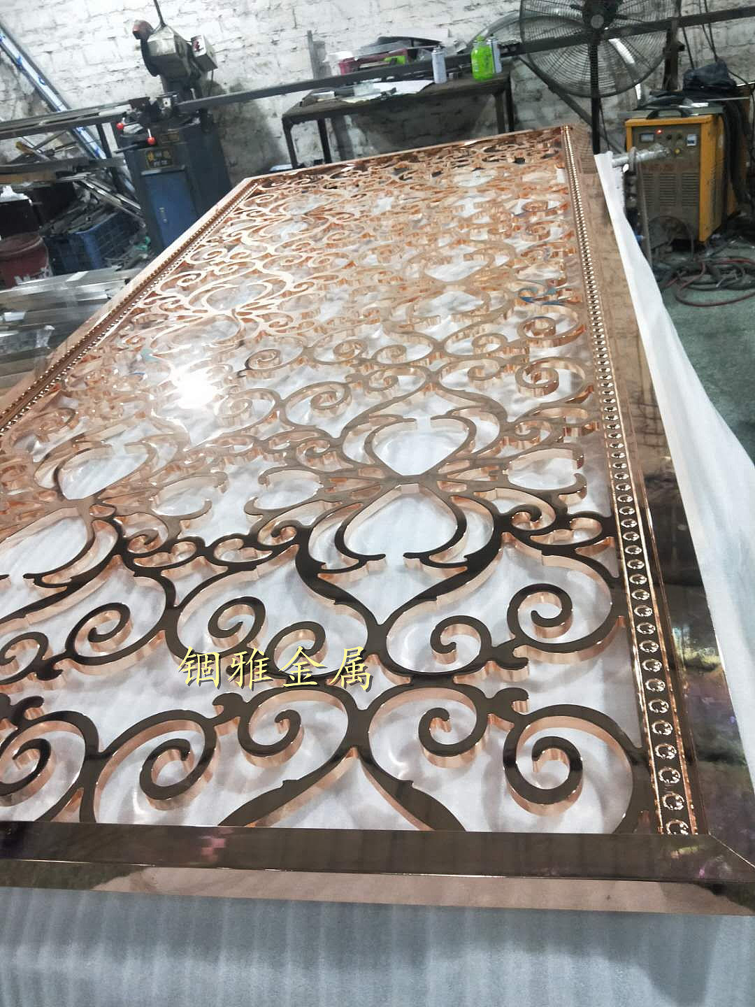 赏心悦目的铝板雕刻镂空玫瑰金花格屏风