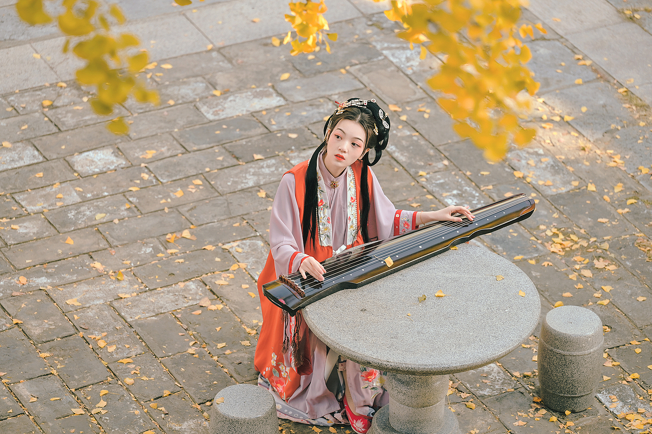 文杏栽为梁，香茅结为宇. 