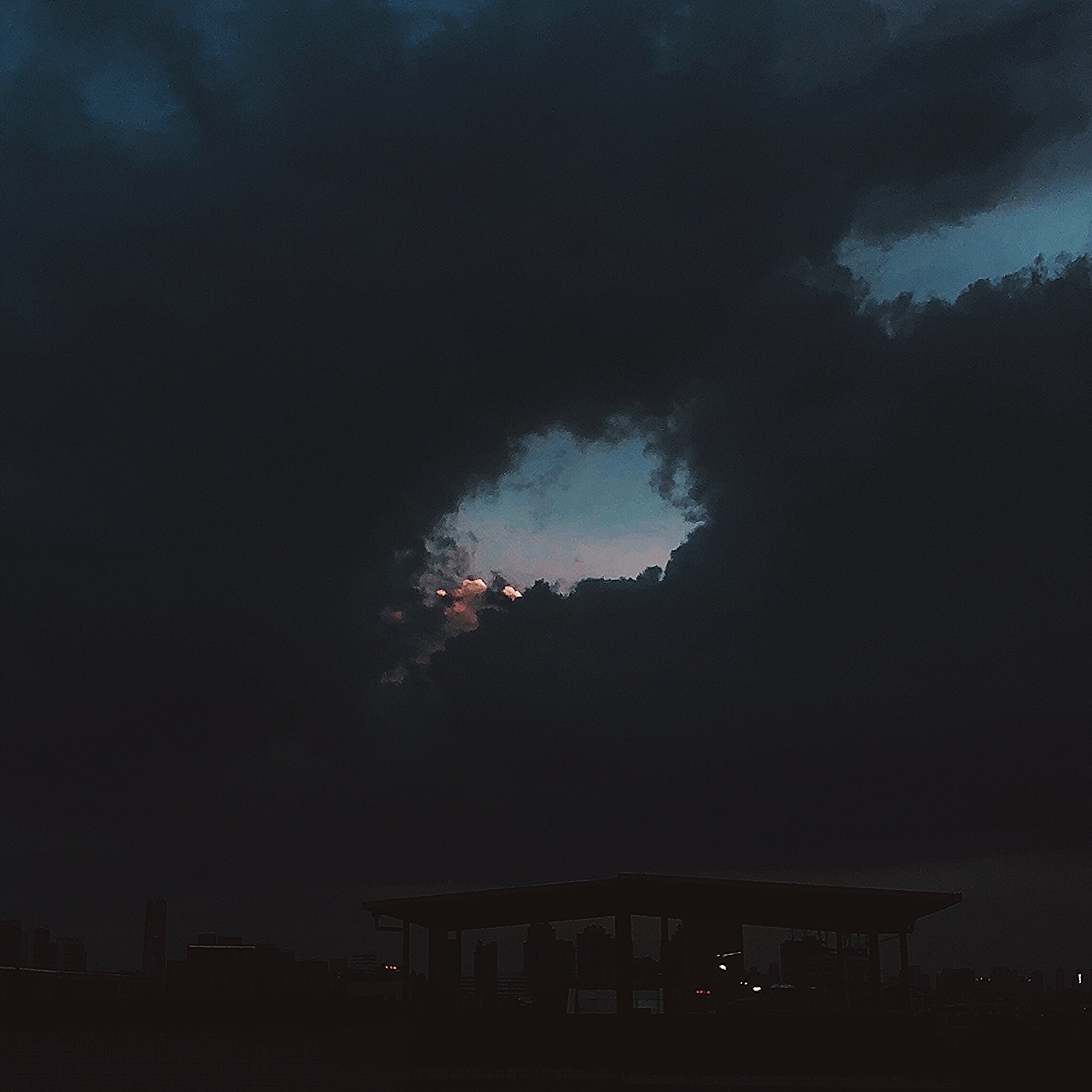 Iphone摄影-天窗（图ZMjIxMzMwODQw） - 风光摄影 - 站酷设计师邮差Ethan原创素材 - 站酷ZCOOL