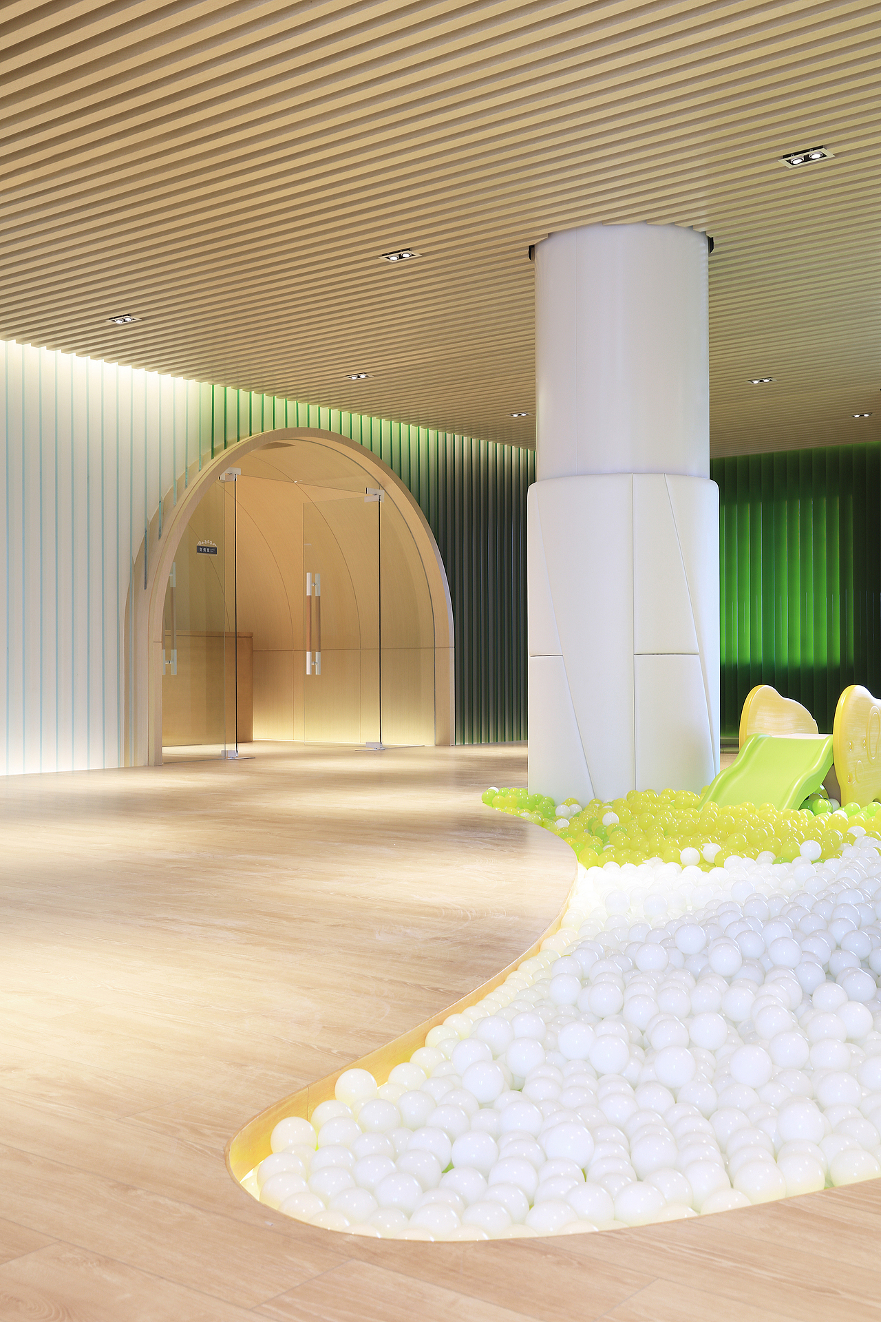 这是属于孩子们的游戏区,双向的空间视野让处于交谈中的父母和玩耍中的孩子彼此拥有安心的感觉。防撞无尖角的设计更多地考虑了儿童在空间中的活动安全,让他们尽情玩耍的同时,家长也能够在旁安心休憩或洽谈。