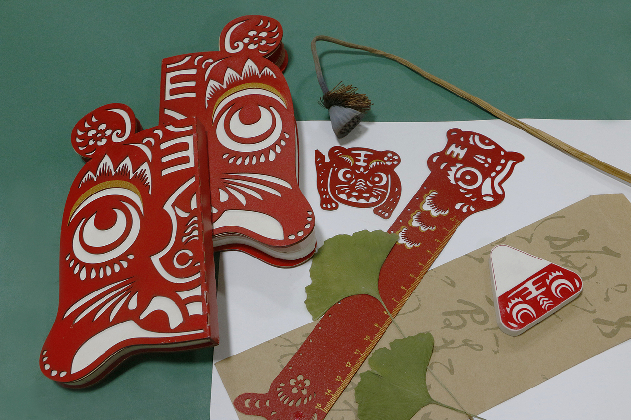 举报157分享原创作品工业/产品生活用品布老虎文创设计剪纸文化文具