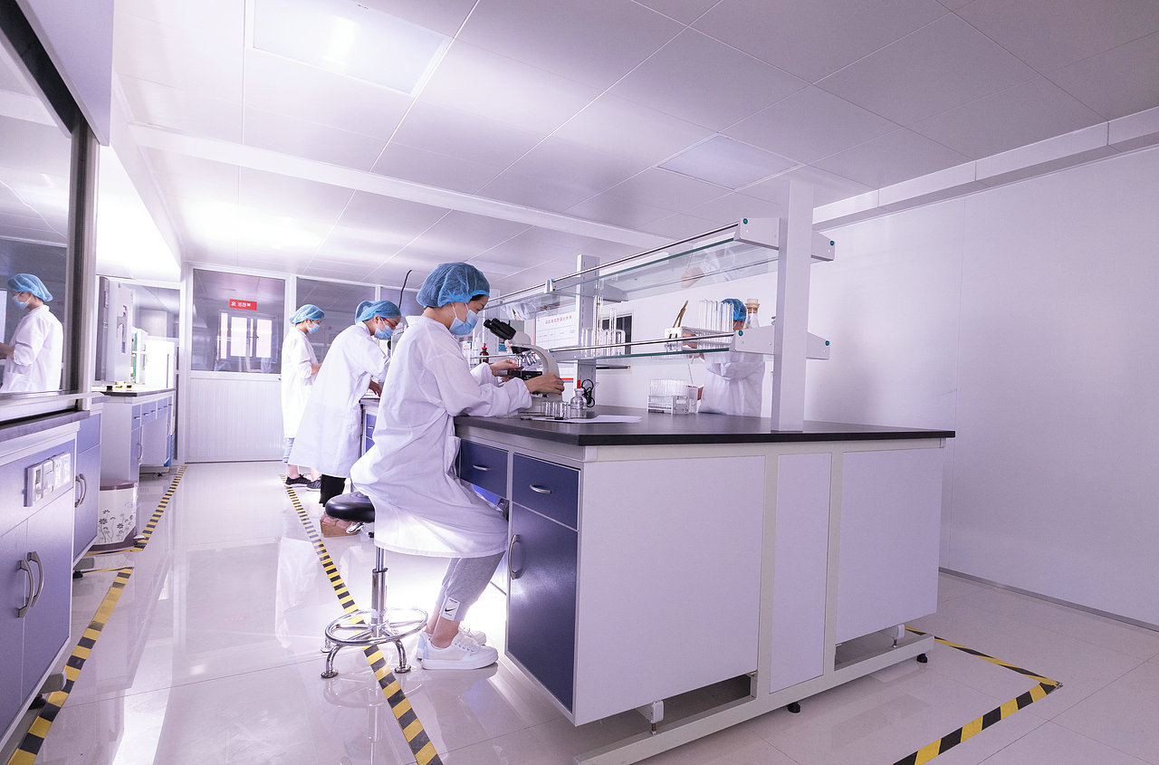 社会机遇分析
<br>1. 新一代消费者的崛起，在寻求快速、便捷、健康、个性的同时，各类速食食品相继爆发<br>2. 疫情给社会带来的宅经济，进一步促进速食食品的发展<br>3. 女性职场的崛起，家庭劳务外包将成为必然趋势<br><br>品牌发展三部曲规划<br>-------------------------------------------<br><br>1. 建立以经典肉夹馍为品牌基点<br>2. 传统特色肉夹馍款为老用户留存与转阶点<br>3. 新潮肉夹馍为新用户开拓和产品认知转型点<br><br>建立完整的产品矩阵，实现品类的扩张，最终形成完整的竞争壁垒，实现总成本领先。