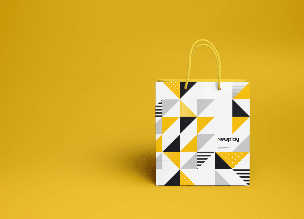 “新品有戏”
Newplay 是一个结合新型趣味售卖方式的视频购物APP。贩售产品为当下年轻人喜欢的新奇物件,通过20秒短视频展现商品的真实使用场景。目前新品有戏已与国内外100多家知名品牌厂商达成合作,这种形式也让新品有戏获得了一定的价格优势和一些生活实用美学产品的独家首发权。<br>创业初期,新品有戏只是在网络上购买了logo,但到新一轮融资以及开线下体验店的发展阶段时,他们发现这个logo 已 经 无 法 满 足 后 续 的 发 展 , 也 是 这 个 机 缘 巧 合 下 , 艺 帮 有 机 会 与 新 品 有 戏 进 行 这 次 合 作 。 从 英文“Newplay”的命名到品牌VI设计,都由艺帮一手完成。<br><br>“贩卖趣味”<br>新品有戏在创业初期是为电商拍摄10-20秒短视频来带动销售,曾参与过京东商城的产品短视频拍摄。因此在进行英文命名的时候,我们将新奇的“new”和代表着玩耍及播放的“play”相结合,组合成一个新词汇“newplay”。