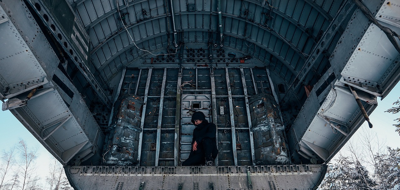 游荡了近一个小时之后，我们翻墙离开了天文站。除了计划中的军事遗迹以外，我们还意外发现了一个在天文站后面无人到过的冰湖（每次出行总是能意外发现全新的旅游景点）。