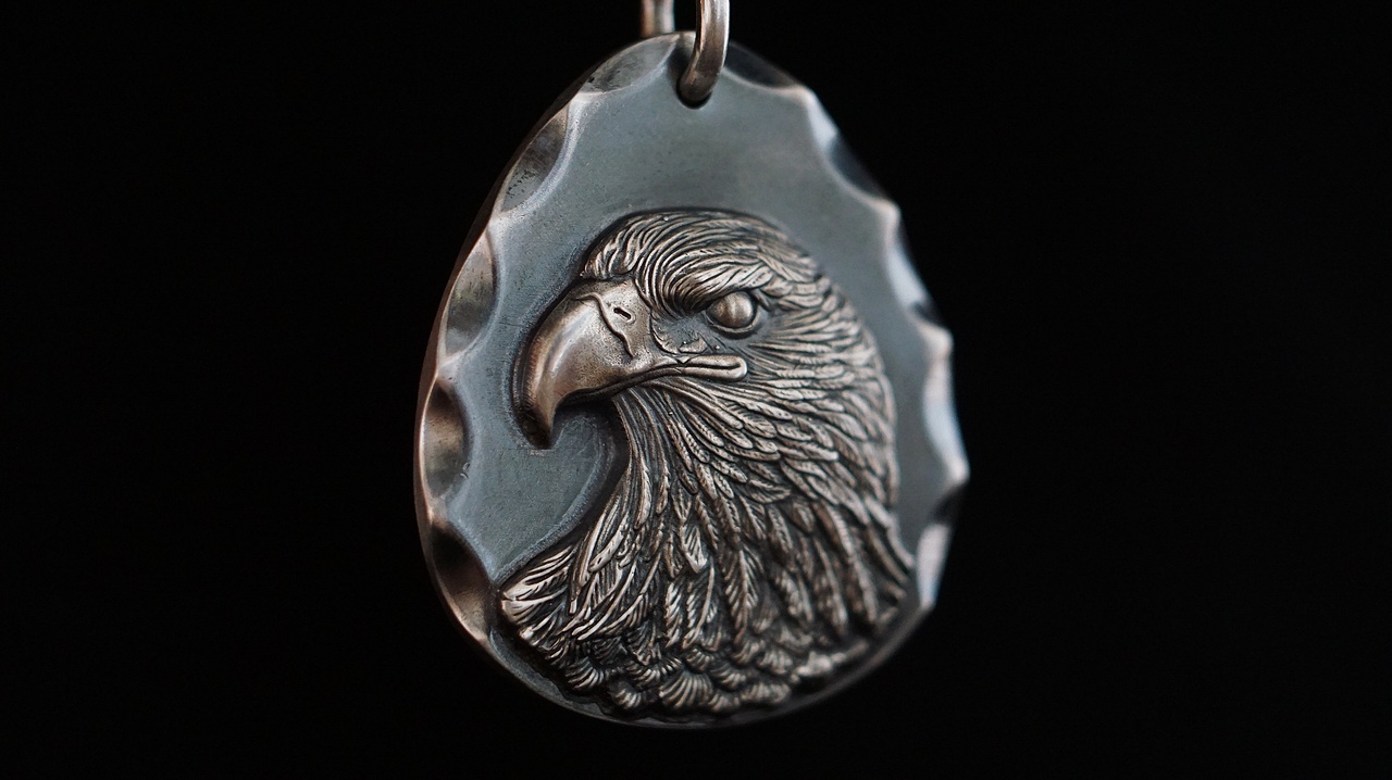 傲视61雄鹰银饼吊牌