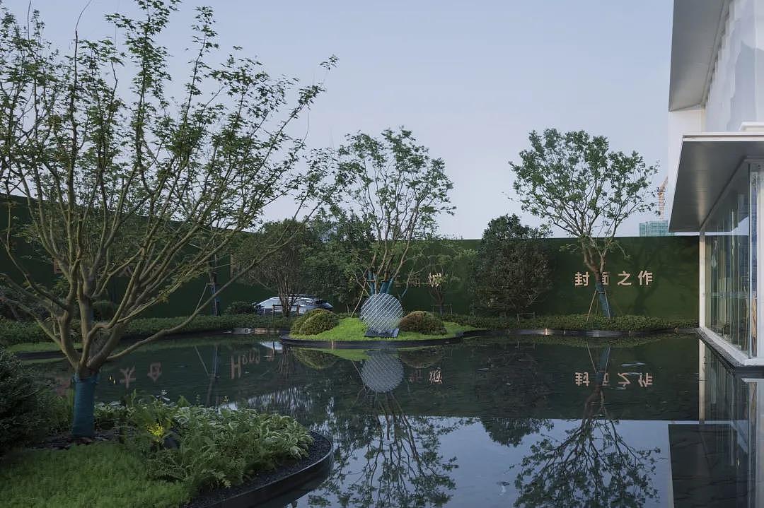 花境以玉簪、肾蕨为主,不同以往常见的颜色繁杂的观花花境,设计师选用了绿色系的观叶花境,更符合场地的气质。
<br><br><br>主景乌桕采用丛生型乌桕,以开展的姿态成为植物组团的主干树。<br><br><br><br>绿岛通过堆坡重塑微地形,将瓜子黄杨小苗倒边种植,塑为龟背造型。瓜子黄杨以半圆的造型陪衬球形雕塑,更为和谐。